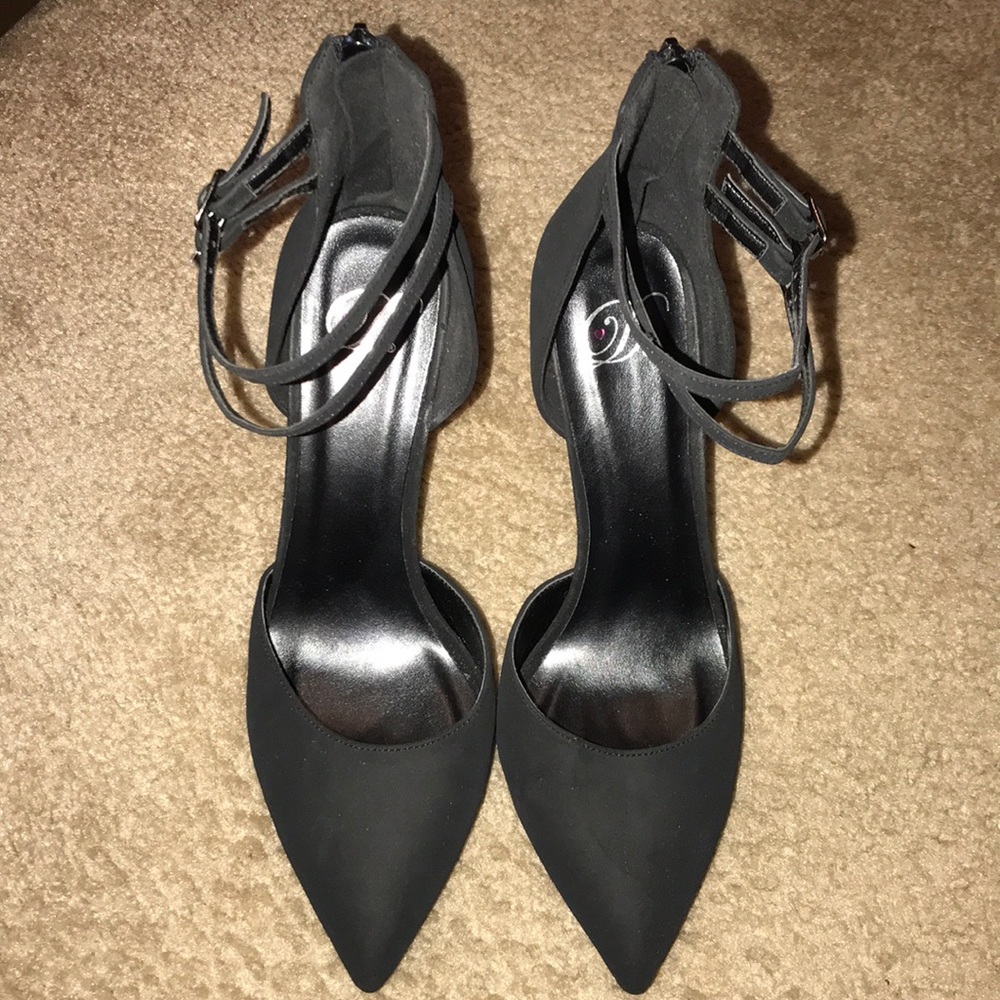 D black pump with ankle straps size 8.5